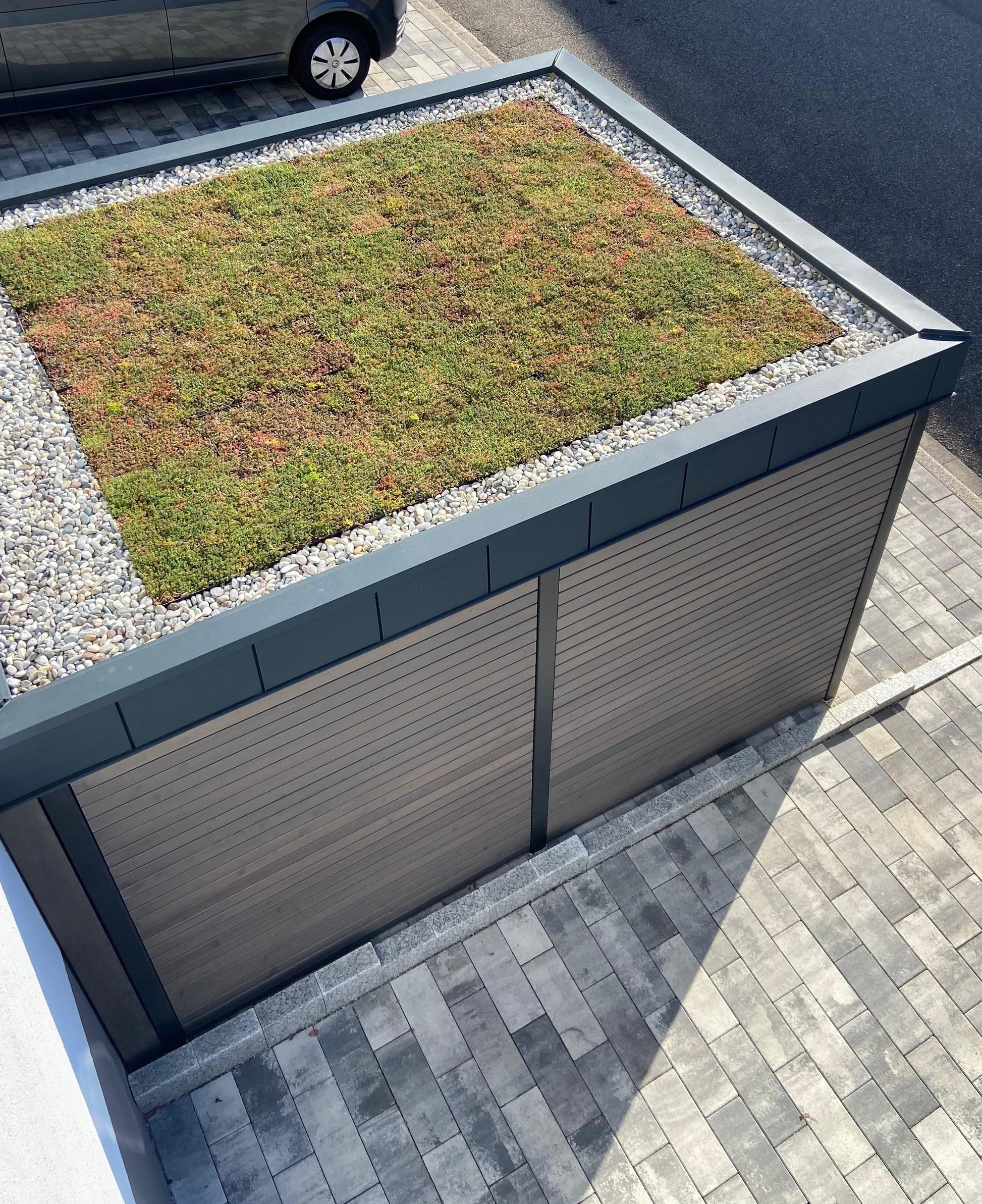 fertige Sema Boxen auf Fahrradhaus mit Kiesstreifen, schnell auf das Dach und einfach verlegt